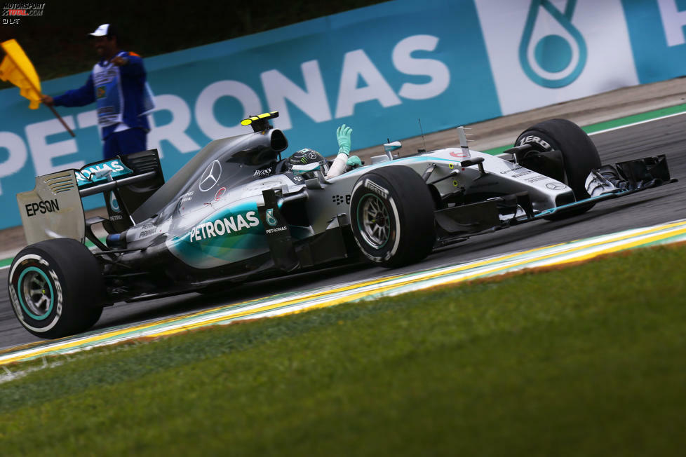 Rosberg beweist mit seinem fünften Saisonsieg nicht nur, dass er Hamilton noch schlagen kann, sondern er sichert sich vor allem zum zweiten Mal hintereinander den Vize-WM-Titel - 31 Punkte Rückstand sind für Vettel in Abu Dhabi nicht mehr aufzuholen. Weitere Entscheidungen: Williams fixiert den dritten, Force India erstmals den fünften Rang in der Konstrukteurs-WM.
