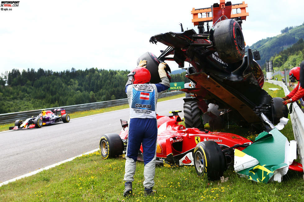 Position 7: Kimi - zum Zweiten! In Spielberg verliert Räikkönen in der ersten Runde das Heck seines Boliden, Alonso kann nicht ausweichen und landet... auf dem Ferrari und der Leitplanke. Die kuriose Situation ist brandgefährlich: Der Finne hat Glück, dass der McLaren seinen Kopf verfehlt.