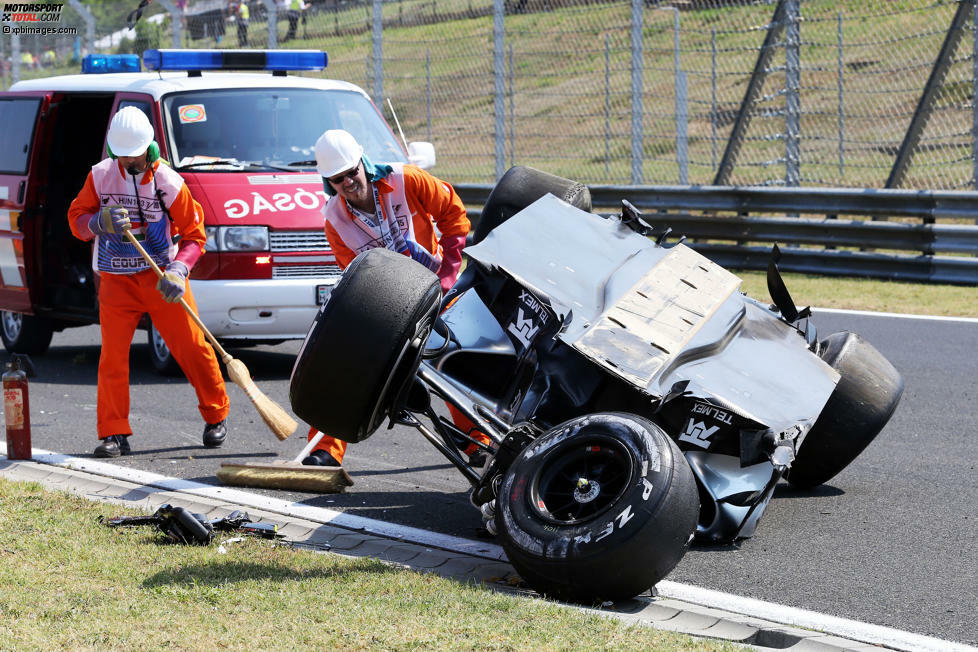 Position 6: Schrecksekunde am Freitag auf dem Hungaroring: Sergio Perez fliegt wegen eines Aufhängungsbruchs ab, überschlägt sich - und der Force India bleibt verkehrt liegen. Der Mexikaner kommt mit dem Schrecken davon.