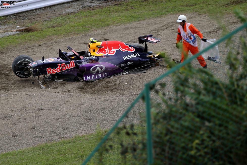 Position 4: Die Formel 1 hält den Atem an, als Daniil Kwjat 36 Sekunden vor Ende des Suzuka-Qualifyings vor der Haarnadel aufs Gras kommt, in die Mauer prallt und sich überschlägt. Sein Red Bull wird komplett zerstört, er überlebt und bestreitet am Sonntag das Rennen: 