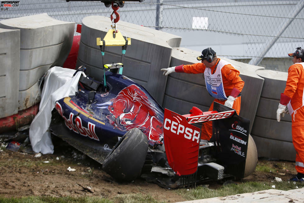 Position 2: An keinem Rennwochenende 2015 war die Sorge um einen Piloten so groß wie im dritten Freien Training von Sotschi: Carlos Sainz bricht in der Bremsphase auf Kurve 13 sein Toro Rosso aus, prallt links gegen die Mauer und wird dann unter der Techpro-Barrier begraben. Die Bergung dauert lange und sorgt für bange Minuten. Sainz bestreitet am nächsten Tag trotz Kopfschmerzen den Grand Prix.