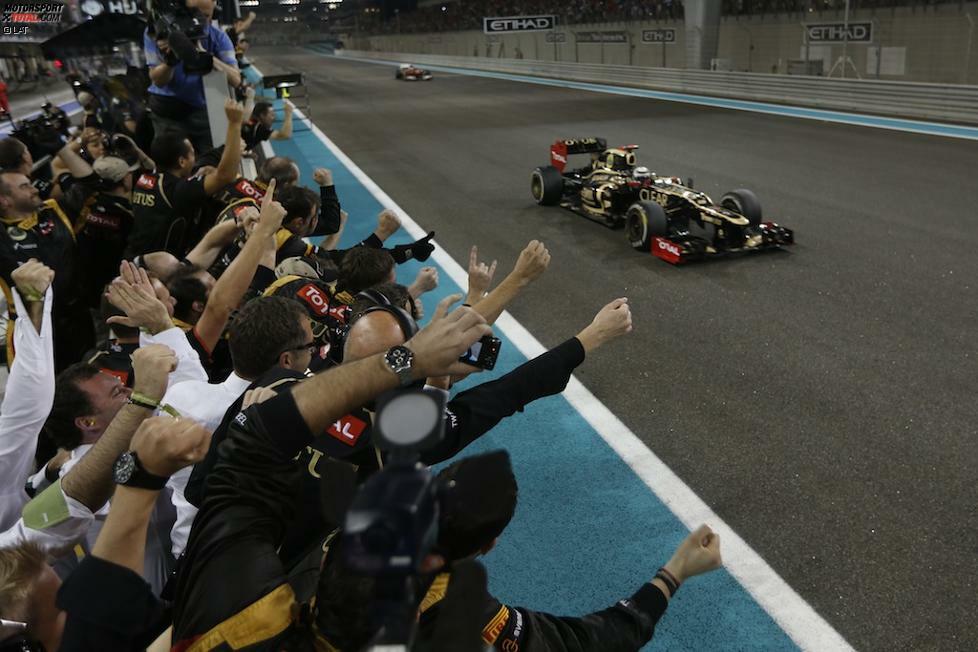 ...doch 2012 kehrt er zurück: Bei Lotus bekommt er ein gutes Auto und Narrenfreiheit, er gewinnt in Abu Dhabi wieder einen Grand Prix und wird WM-Dritter. Als Gerard Lopez und Co. seine Gehälter nicht mehr zahlen, ist Räikkönen wieder ein gefragter Mann in der Szene und schafft es, Luca di Montezmolo ein zweites Mal die Millionen aus der Tasche zu ziehen.