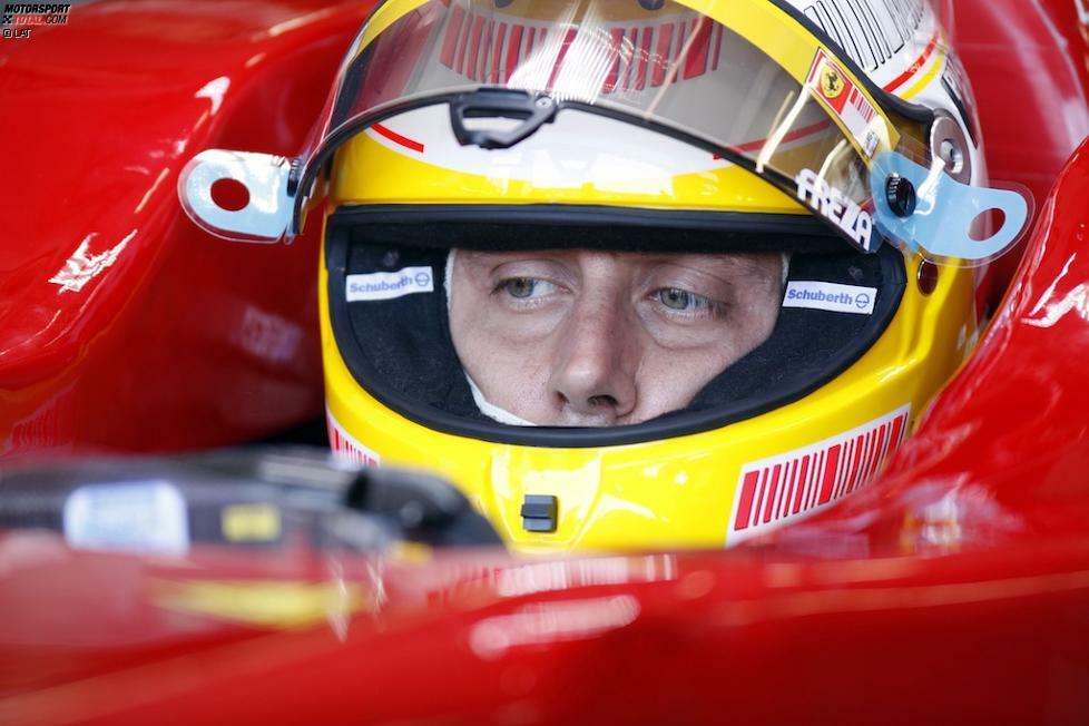 #20: Luca Badoer (2009). Ein Italiener im Ferrari. Klingt wie ein Traum, entwickelt sich 2009 aber zum Tifosi-Alptraum. Weil Michael Schumacher ein Comeback als Ersatz für den verletzten Felipe Massa aus gesundheitlichen Gründen nicht starten kann, muss der damalige Scuderia-Testpilot Luca Badoer ran. Es ist neun Jahre und neun Monate her, dass er seine komplett erfolglose Laufbahn als Lola-, Minardi und Forti-Corse-Pilot 1999 gegen ein Dasein als Schattenarbeiter eingetauscht hat. Der Rost rieselt förmlich aus dem Overall, als der damals 38-Jährige in Valencia und Spa-Francorchamps zweimal Letzter in Qualifying und Rennen wird - in einem Ferrari! Luca di Montezomolo hat genug gesehen und angelt sich lieber Giancarlo Fisichella von Force India.