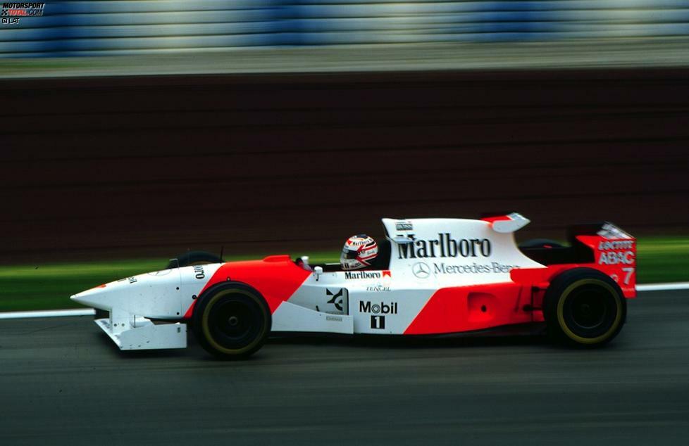 Doch das bedeutet nicht das Ende der Formel-1-Laufbahn Nigel Mansells. Schließlich brennt bei McLaren 1995 der Baum. Mercedes wird neuer Motorenpartner, Hauptsponsor Marlboro fordert nach vielen Misserfolgen einen Weltmeister, doch Ron Dennis schafft es nicht, Alain Prost zu einem zweiten Comeback zu überreden oder Michael Schumacher von Benetton wegzulocken. Ohne ihn zuvor persönlich getroffen zu haben, nimmt er Mansell unter Vertrag und schafft damit die Verbindung der vier großen 