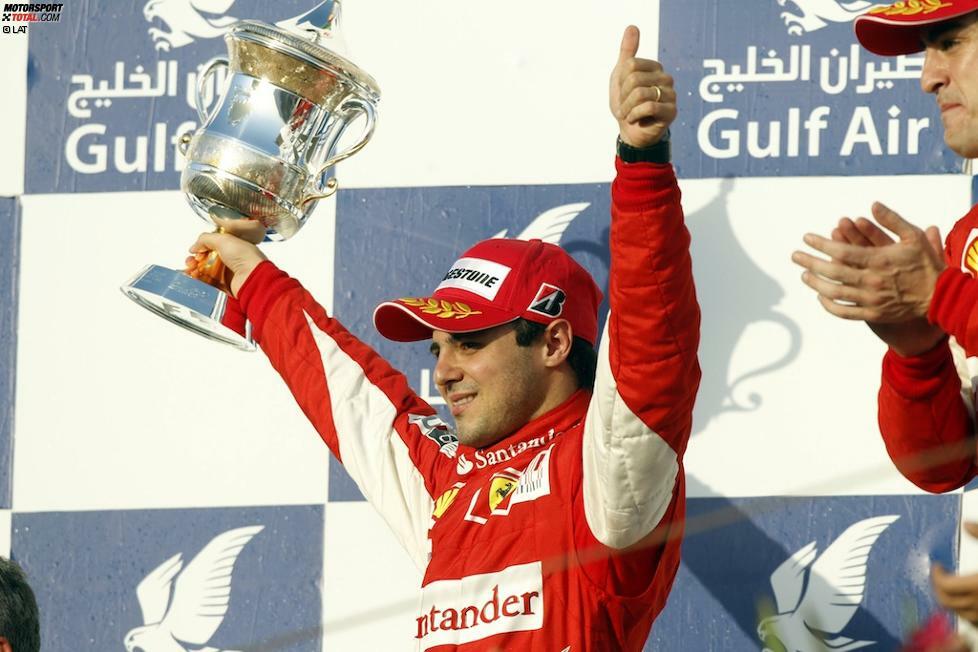 ...doch schon 2010 ist er an der Seite des neuen Teamkollegen Fernando Alonso zurück. Der Spanier gewinnt in Bahrain seinen ersten Grand Prix in Rot, doch die Herzen der Tifosi schlagen an diesem Tag für Massa. Er wird Zweiter und scheint wieder ganz der Alte zu sein, doch der Erfolg täuscht über die wahren Folgen hinweg: Massa findet nie wieder über einen längeren Zeitraum hinweg zu gewohnter Stärke und muss die Scuderia vier Jahre später verlassen.