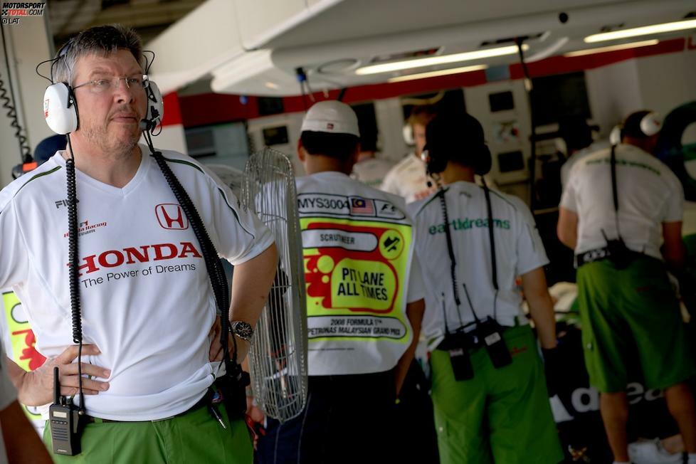 #10: Ross Brawn (2008/2009). Ross Brawn hat sich in der Formel 1 in den Neunzigerjahren und den frühen 2000ern den Ruf eines Superhirns erarbeitet. Doch 2006 ist Schluss mit Motorsport und der Brite zieht ein beschauliches Leben als Hobbygärtner vor, bei dem er sich seinem großer Leidenschaft, dem Fliegenfischen, widmen kann. Bis das Telefon klingelt und ein Anruf aus Japan alles ändert: Er kommt als Teamchef des Honda-Werksteam zurück, kann das Projekt aber nicht retten oder den Ausstieg der Japaner verhindern. Doch es stehen zwei Autos in den Hallen des Hauptsitzes in Brackley, von denen Brawn glaubt, dass sie Wunderwaffen sind...