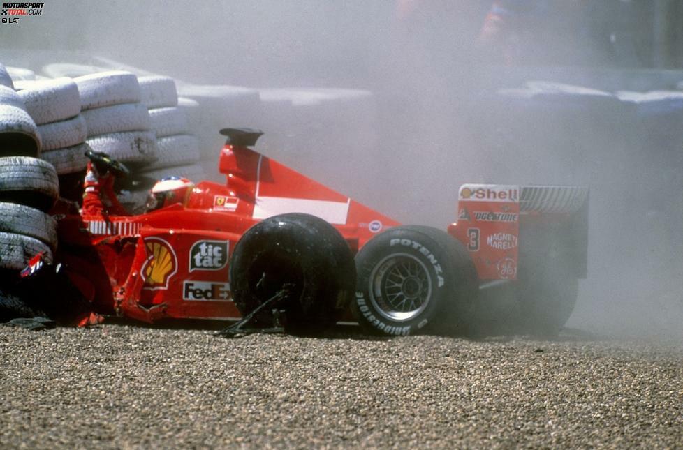 #02: Michael Schumacher (1999). Beim Großbritannien-Grand-Prix in Silverstone stockt den Fans der Atem: Der Ferrari-Star rauscht in Stowe mit über 200 km/h in die Auslaufzone und kracht in die Reifenstapel, als die Bremsen seines Boliden versagen. Er bricht sich ein Bein und spricht Jahre später über ein Nahtoderlebnis: 