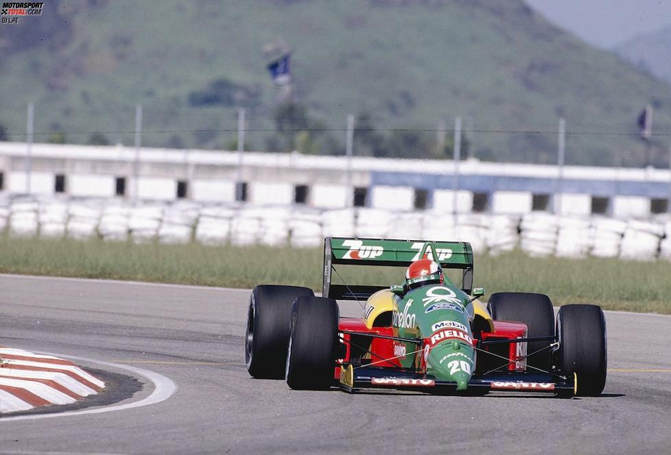 #05: Johnny Herbert (1989). Ende der Achtzigerjahre spricht die britische Motorsport-Szene über den jungen Johnny Herbert. Als Meister der Formel Ford und der Britischen Formel 3 ist er auf dem besten Weg in die Königsklasse und auf dem Radar des Eddie Jordan, doch bei einem Formel-3000-Rennen in Brands Hatch scheinen alle Träume zu platzen: Herbert, damals 24 Jahre alt, bricht sich bei einem Unfall beide Beine. Die Ärzte denken sogar über eine Amputation nach. Er kann kaum wieder laufen, da sitzt er 1989 in einem Benetton, gibt beim Brasilien-Grand-Prix sein Formel-1-Debüt und wird auf Anhieb Vierter. Der große Durchbruch gelingt Herbert nie, aber er gewinnt in seiner 161 Starts langen Karriere noch drei Rennen.