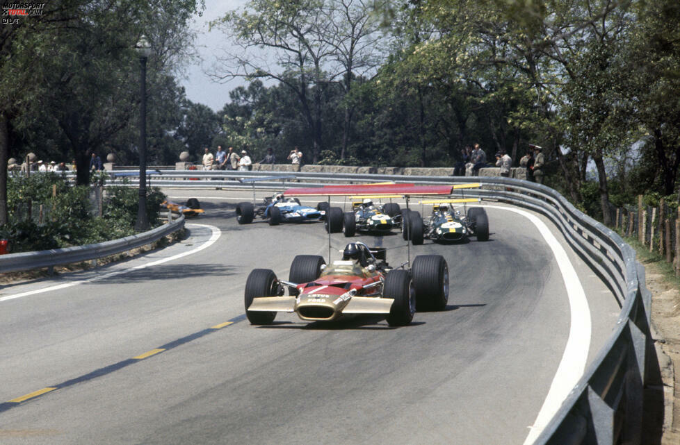 #8: Grand Prix von Spanien 1969: Die Strecke in Montjuich in der Nähe von Barcelona gilt als eine der schwierigsten, aber auch gefährlichsten ihrer Zeit. Nur 14 Piloten sind zum Grand Prix gemeldet - beim vorangegangenen Rennen in Südafrika wird das Feld noch durch Lokalmatadore aufgefüllt. Der im Bild zu sehende Graham Hill scheidet aus. Es gewinnt Jackie Stewart.