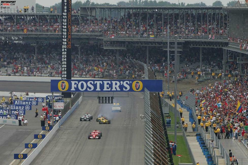 Die Bridgestone-Teams lassen sich vor dem Start nicht auf eine zusätzliche Schikane in der Steilkurve ein, um die Reifen der Gegner zu entlasten. So fliegen Bierdosen auf die Strecke. Die Fans machen ihrer Wut Luft. Die Prozession auf der Strecke gewinnt Michael Schumacher vor damaligen Ferrari-Teamkollegen Rubens Barrichello. Das kleinste Formel-1-Starterfeld aller Zeiten gibt dem strauchelnden Jordan-Team und den Hinterbänklern von Minardi die Gelegenheit, auf den Plätzen drei bis sechs WM-Punkte abzustauben.