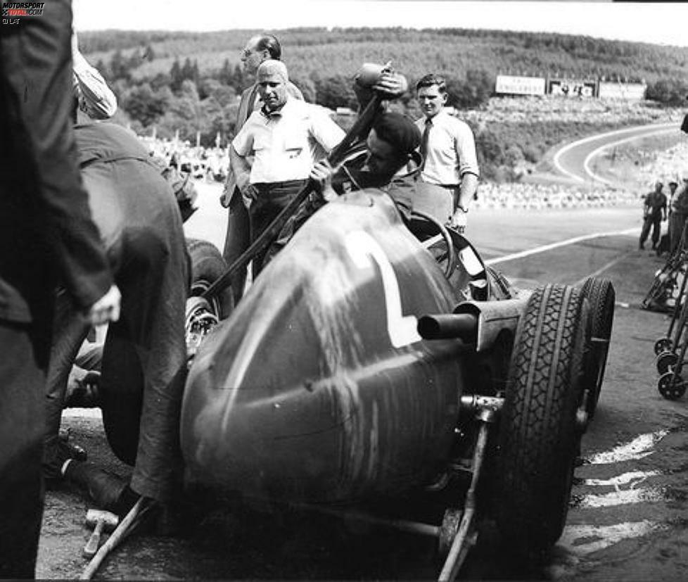 #6: In der Anfangszeit der Formel 1 trifft es die Ardennenachterbahn von Spa recht häufig: 1951 werden ebenfalls nur 13 Boliden pilotiert. Sieben Privatfahrer melden sich auf Talbot zum Grand Prix, drei weitere Wagen werden jeweils von Ferrari und Alfa gestellt. Ein verpatzter Radwechsel von 15 Minuten begräbt Fangios Siegchancen: Der Alfa-Pilot wird nur Neunter. Den Sieg erbt sein Kollege Giuseppe Farina. Doch damit nicht genug für Spa...