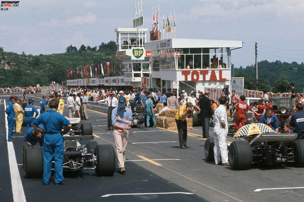 #4: Nachdem die gesamte Saison 1969 von von vergleichsweise leeren Startaufstellungen geprägt ist, tritt das B.R.M.-Team beim Grand Prix von Frankreich in Clermont-Ferrand nicht an. Zudem kann Jack Brabham aufgrund eines Knöchelbruchs nicht an den Start gehen. Als Folge starten nur 13 Piloten. Das Rennen gewinnt Jackie Stewart mit einem Vorsprung von fast einer Minute auf seine Verfolger Jean-Pierre Beltoise und Jacky Ickx.