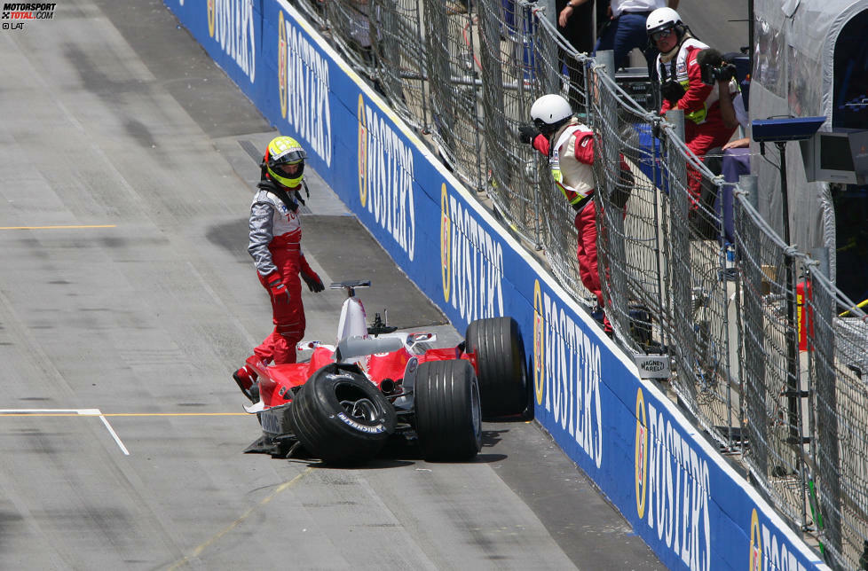 #1: ...Indianapolis 2005 als unvergessener Höhepunkt der Tiefpunkte. Nur sechs Autos starten beim Grand Prix der USA. Nach der Einführungsrunde sehen die Zuschauer 14 Michelin-bereifte Wagen in die Boxengasse einbiegen. Der Reifenhersteller verzockt sich bei der Auswahl der Reifen. Für den aggressiven Asphalt der Steilkurve sind die französischen Pneus nicht ausgelegt. Toyota-Pilot Ralf Schumacher fliegt im Training so schwer ab, dass er nicht am Qualifying teilnehmen kann...