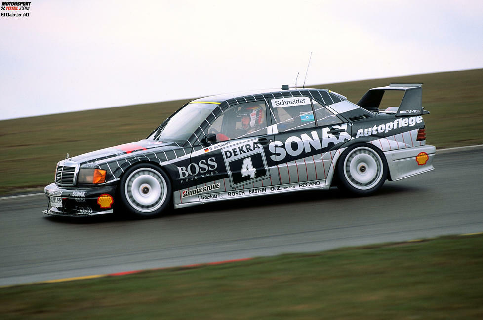 #4: Mercedes 190E, 1992. In Nadelstreifen-Optik über den Nürburgring. Schwarz mit Grau in zeitloser Eleganz. Aber damit schafft es dieser Mercedes knapp nicht in unsere Top 3!