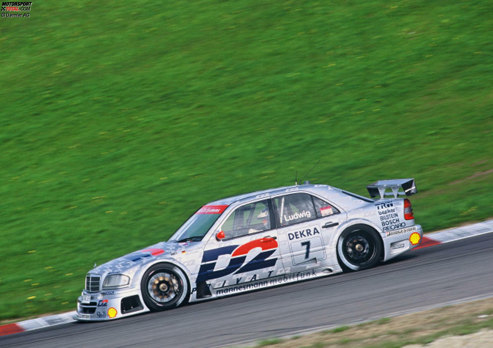 #3: Mercedes C-Class, 1994. Ein Auto in Silber, dazu die Logos eines Mobilfunk-Sponsors. Mit einem solchen Fahrzeugdesign glänzte Mercedes zur Mitte der 1990er-Jahre in der DTM.