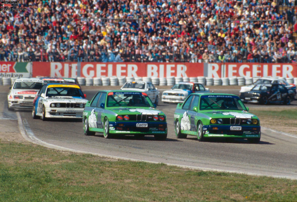 #10: Alpina M3, 1988. Das Michelin-Männchen auf grünem Untergrund. So fuhren Christian Danner (links) und Peter Oberndorfer vor fast 30 Jahren für Alpina in der DTM. Und für uns ist das der Startschuss in unsere Top 10 der legendären DTM-Autodesigns!