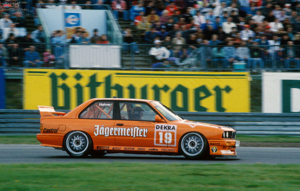 #8: BMW M3, 1992. Eine Kräuterlikör-Marke als Sponsor eines Rennwagens: Ein Auto mit diesem Design tauchte in der DTM schon in den 1980er-Jahren erstmals auf. Hier fährt Armin Hahne 1992 über den Nürburgring.