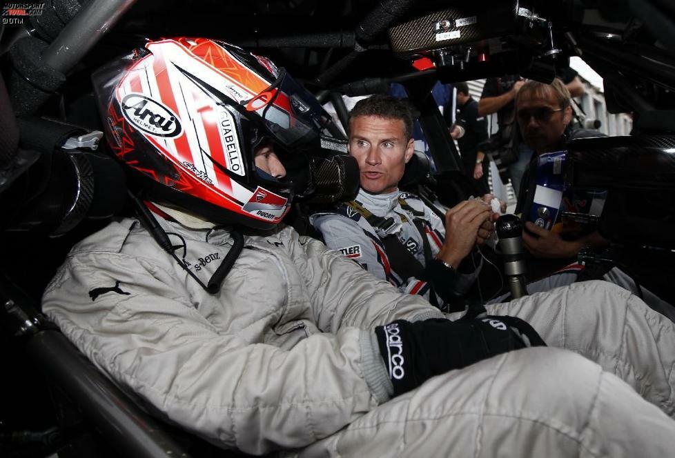 2011 nahm Nicky Hayden am Lausitzring erst einmal neben Motorsport-Routinier David Coulthard im Mercedes-Renntaxi Platz und ließ sich das Cockpit und das Lenkrad erklären.