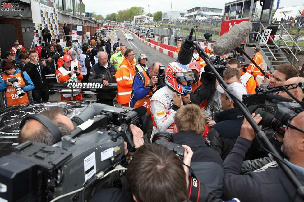 Vor den Augen der britischen Presse und zahlreichen Fans schlüpfte Jenson Button in seinen McLaren-Rennanzug, zog seinen Formel-1-Helm über und drehte einige Runden in einem DTM-Mercedes.