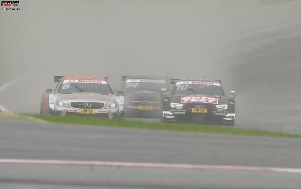 Spielberg, 2. August 2015: Auf den letzten Metern des zehnten Rennens der DTM-Saison 2015 duellieren sich Robert Wickens (Mercedes/links) und Timo Scheider (Audi/rechts) um die sechste Position. Von hinten schließt DTM-Spitzenreiter Pascal Wehrlein (Mercedes) auf...