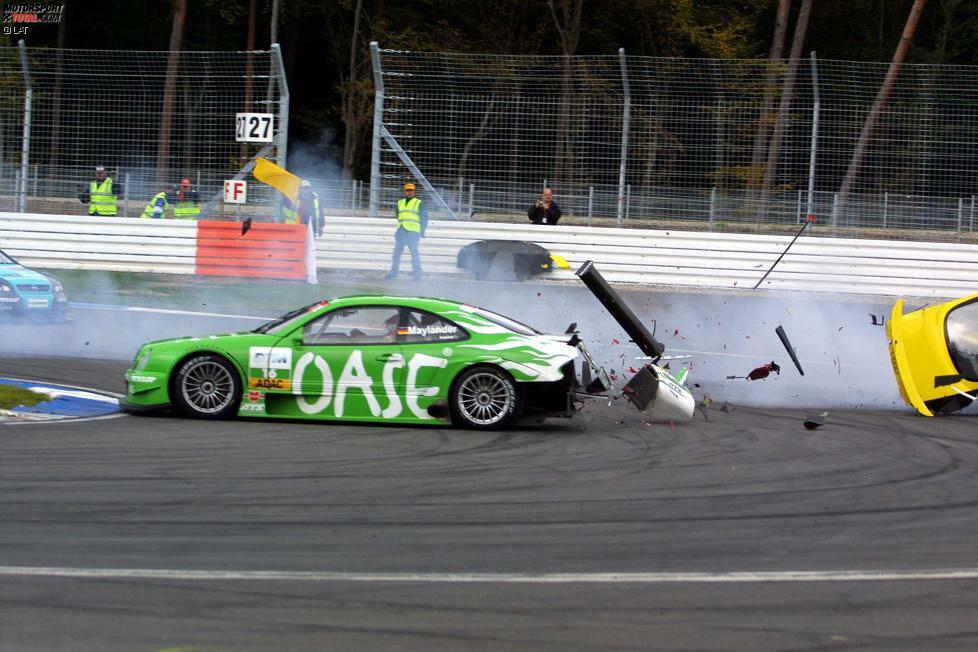 Hockenheim 2002: Bernd Mayländer (Mercedes) wird von einem Konkurrenten erwischt, die Teile fliegen. Und sein Auto hat plötzlich kein Heck mehr.