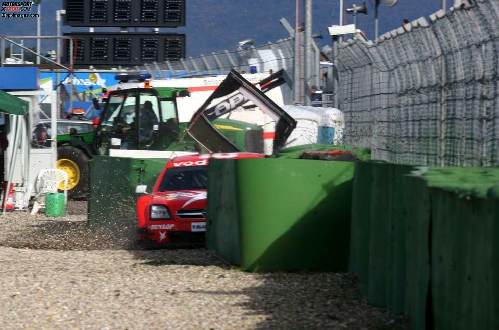 Hockenheim 2005: Heinz-Harald Frentzen (Opel) fliegt ab und landet unsanft in den Reifenstapeln. Im Bild festgehalten ist der Moment des Einschlags.