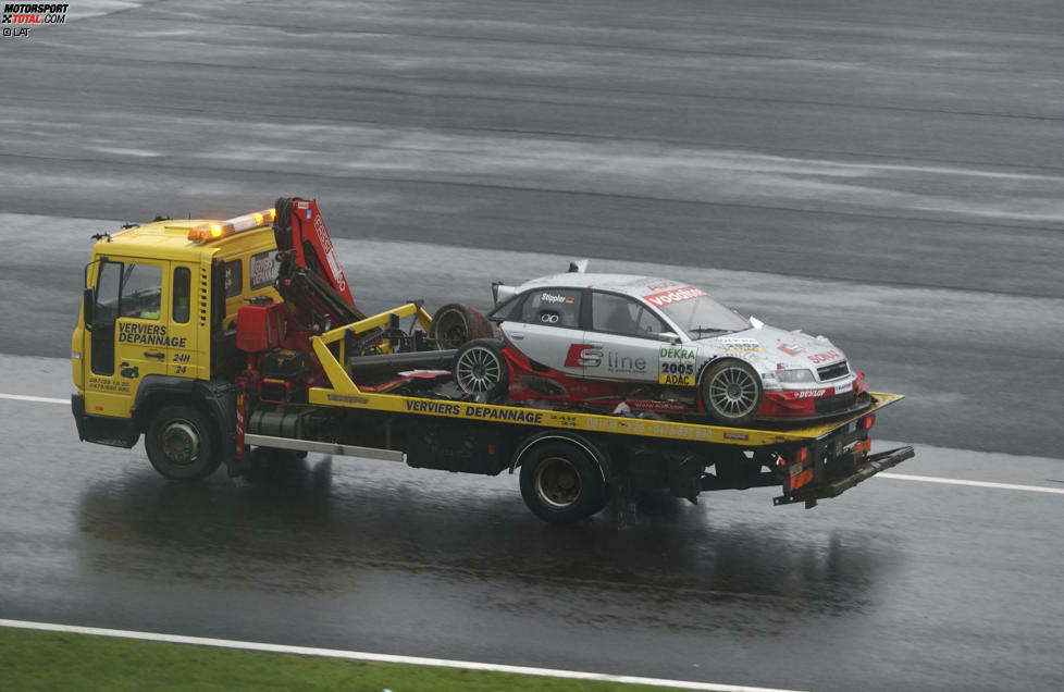 Spa-Francorchamps 2005: Frank Stippler (Audi) fliegt beim Testen in der schnellen Blanchimont-Kurve ab und schlägt rückwärts in die Banden ein. Sein Auto übersteht diesen Crash nicht so gut wie er.