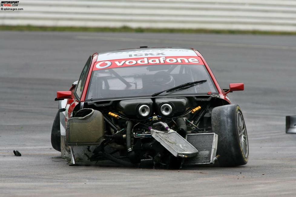 Hockenheim 2006: Vanina Ickx (Audi) sitzt noch in ihrem zerstörten Fahrzeug, kommt aber mit dem Schrecken davon.