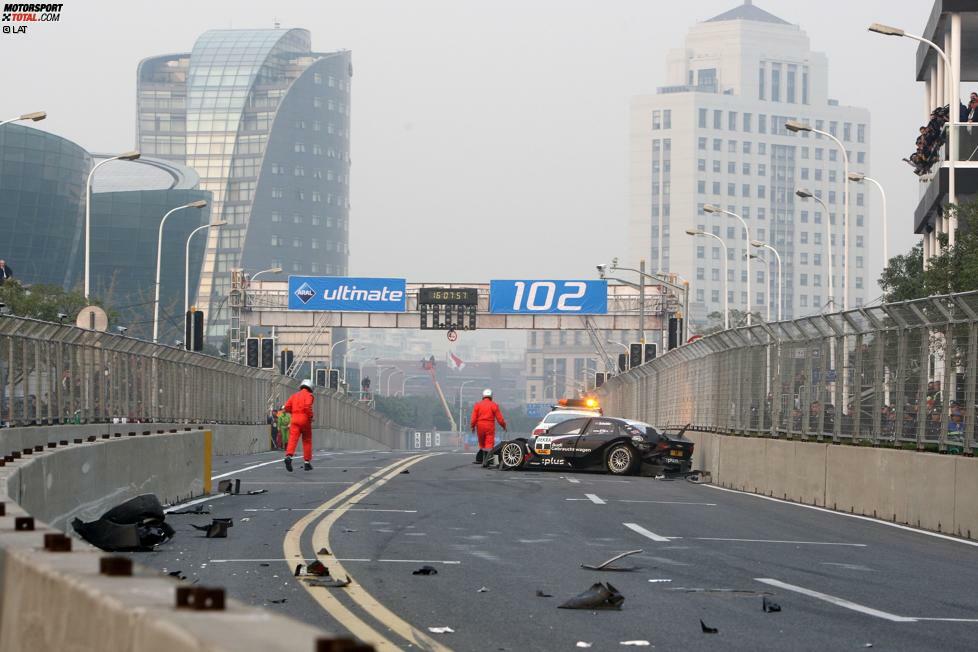 Schanghai 2010: Timo Scheider (Audi) hat sein Auto auf dem Stadtkurs in Pudong zerlegt. Der Fahrer ist okay, sein Fahrzeug über weite Teile der Strecke verteilt.