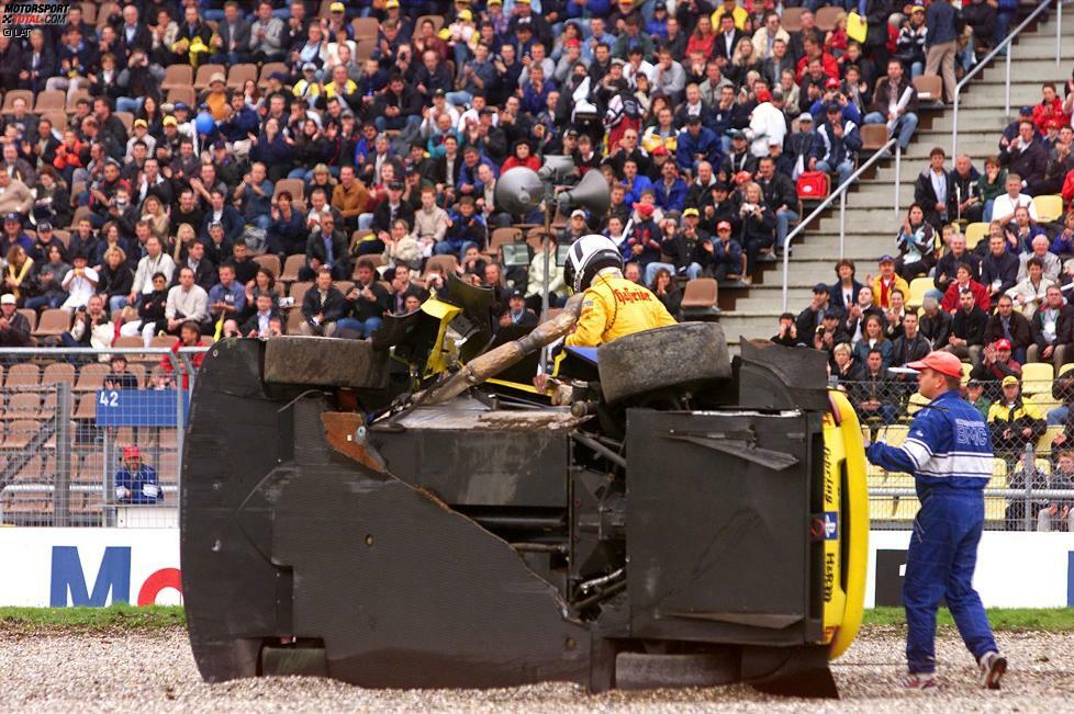 Hockenheim 2001: Laurent Aiello (Audi) landet im Kiesbett, sein Auto kommt auf der Seite zum Liegen, der Fahrer steigt nach oben aus dem Fahrzeug.