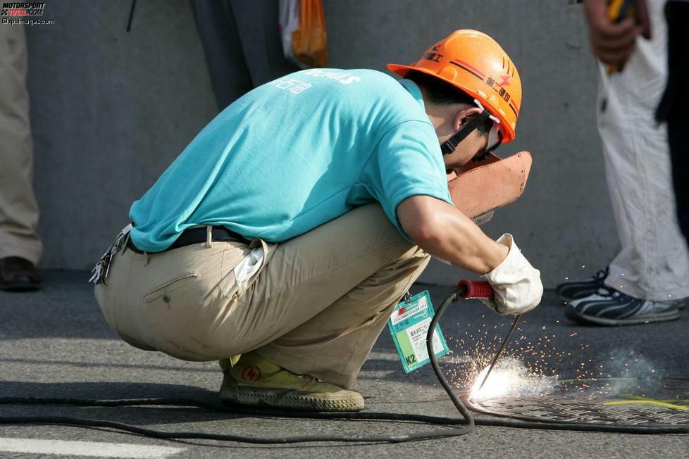 ...und kurz darauf rücken die Bautrupps an und schweißen sämtliche Gullydeckel im Streckenverlauf zu. Vier Stunden später startete die DTM neu durch - ohne Mayländer.