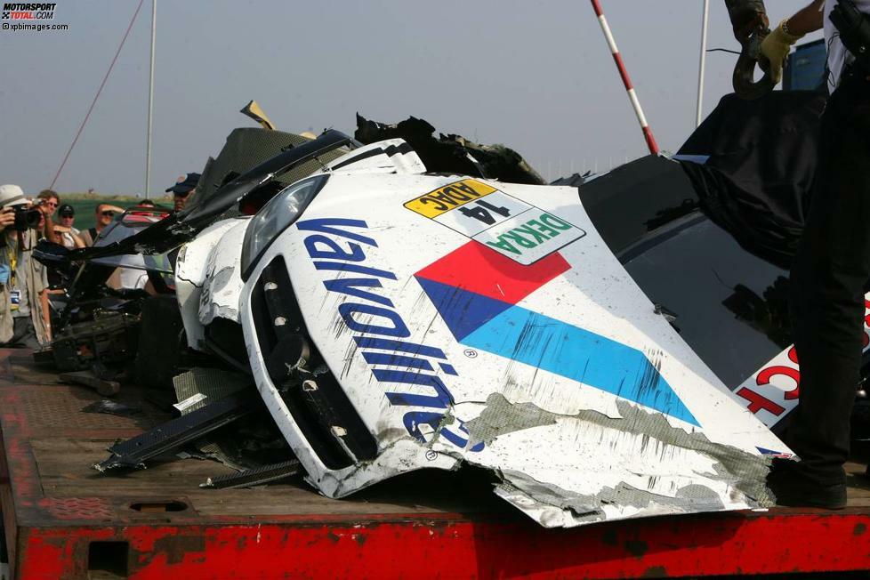 Die Motorhaube seines Fahrzeugs hat noch am wenigsten abgekriegt...