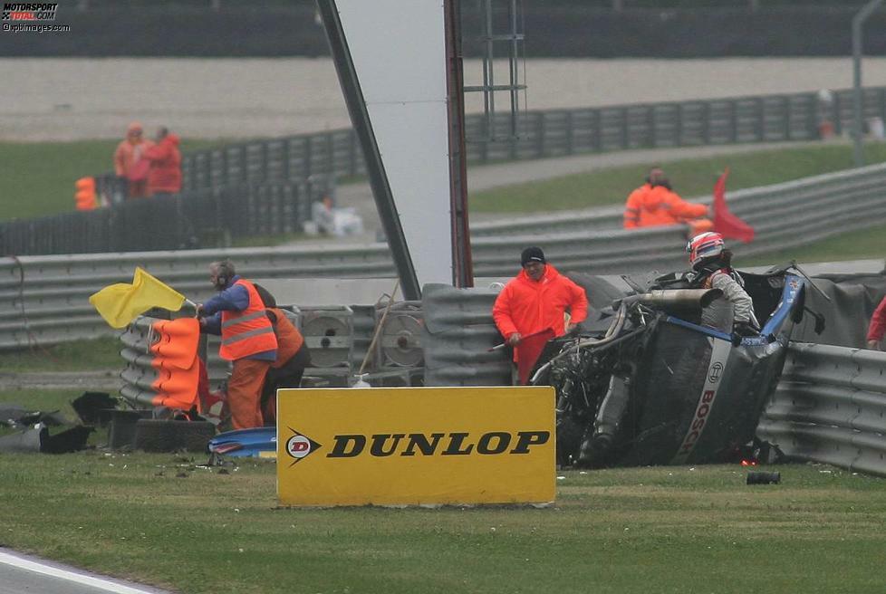 Premat entsteigt dem Wrack aus eigener Kraft (siehe Foto!), nur mit Prellungen und einer Gehirnerschütterung. Er tritt nicht erneut in der DTM an.