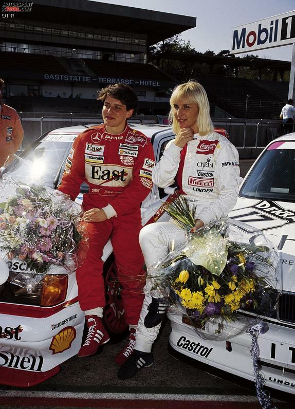 Zu Beginn der 1990er-Jahre fahren teilweise sogar mehrere Frauen gleichzeitig in der DTM. Hier im Bild zu sehen sind Ellen Lohr (links) und Annette Meeuvissen (rechts), die für Mercedes und BMW antreten.