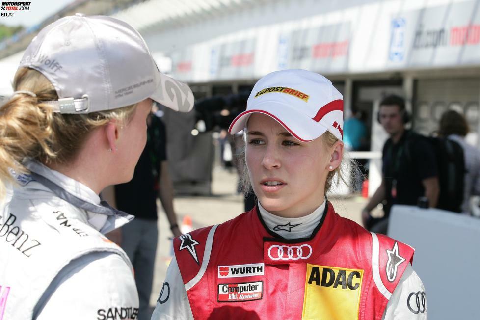 2012 gehen zwei Frauen parallel in der DTM an den Start. Hier sind Susie Wolff (links) und Rahel Frey (rechts) ins Gespräch vertieft.