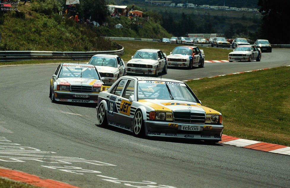 DTM auf der Nürburgring-Nordschleife: Zwischen 1988 und 1993 absolviert die Rennserie insgesamt zehn Läufe auf der berühmtesten Rennstrecke Deutschlands. Unser Rückblick beginnt mit einer Rennszene aus der DTM-Saison 1990!