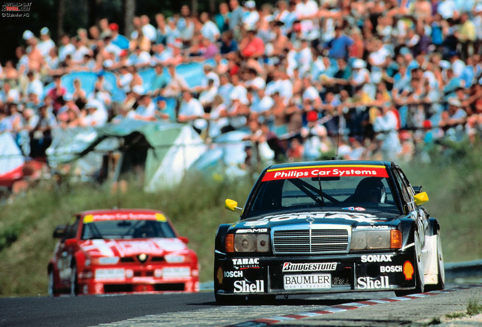 Hier noch hinten dran, im Ziel aber vorn: 1993 dominiert Alfa Romeo mit Nicola Larini auf der Nürburgring-Nordschleife. Mit einem Schnitt von rund 170 km/h siegt der Italiener in den beiden letzten Nordschleifen-Rennen der DTM.