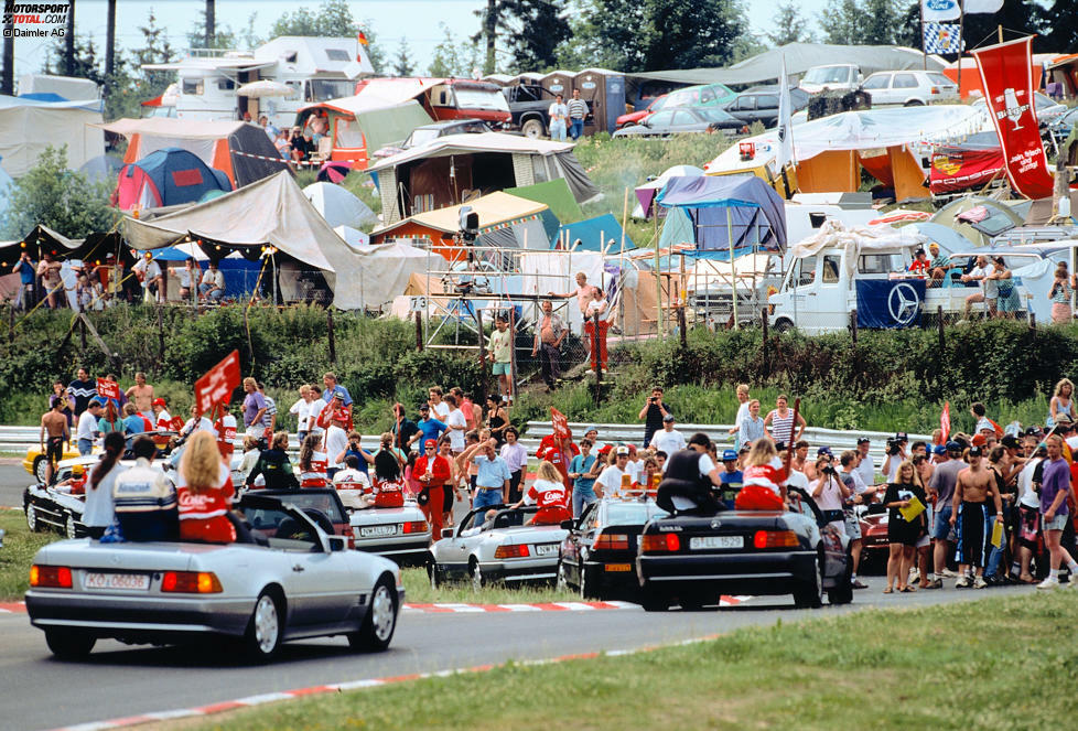 Autogramme zum Abschied: Etwa 120.000 Zuschauer verfolgen 1993 die letzten DTM-Rennen auf der Nürburgring-Nordschleife. Und im Anschluss daran präsentieren sich die Fahrer noch den Fans. Ob die DTM irgendwann einmal an die Nordschleife zurückkehrt?