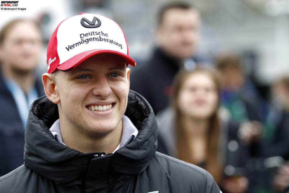 Nicht jeder weiß: Auch Mick Schumacher führt das Erbe seiner Familie in der DTM weiter! Der Sohn von Mick Schumacher wird 2018 von Gerhard Berger eingeladen, auf dem Nürburgring Demorunden im DTM-Renntaxi zu absolvieren.