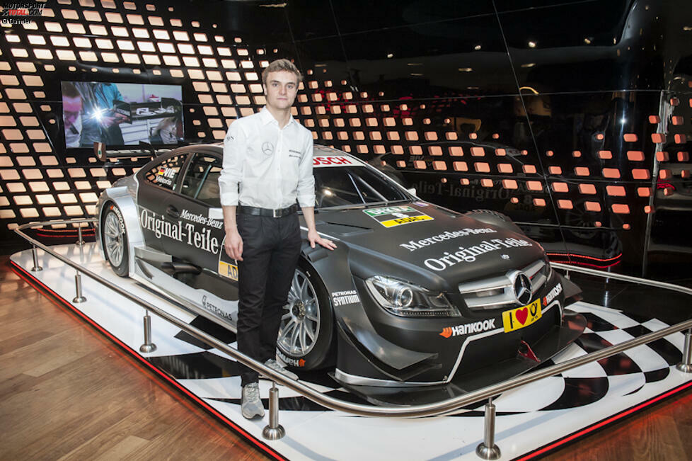 Estoril (Portugal), 26. März 2015: Lucas Auer (ART-Mercedes), hier bei der Teampräsentation in Paris, übernimmt am zweiten Testtag in 1:32.748 Minuten die Spitze vor Audi-Speerspitze Nico Müller (Rosberg/+0,049 Sekunden). Erster der BMW-Fahrer ist Martin Tomczyk (Schnitzer/+0,295 Sekunden) auf Rang sieben.