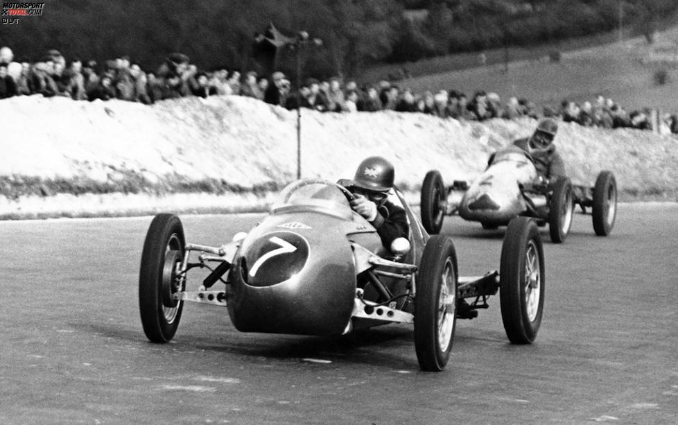 Ecclestones erste Hochzeit steigt schon im Jahre 1952: Die Ringe tauscht er damals - noch ohne ein Vermögen auf der Habenseite und aktiver Rennfahrer - mit der unscheinbaren Ivy Bamford. Die brünette Britin arbeitet in einer Telefonvermittlung und verbindet wie damals üblich die Stecker für Gespräche. Ivy ist zwei Jahre älter als er und lernt ihn über einen gemeinsamen Freund kennen. Ihr Interesse an Motorsport ist gering und Gemeinsamkeiten sind kaum vorhanden, was die Beziehung von Anfang an auf wackelige Beine stellt...