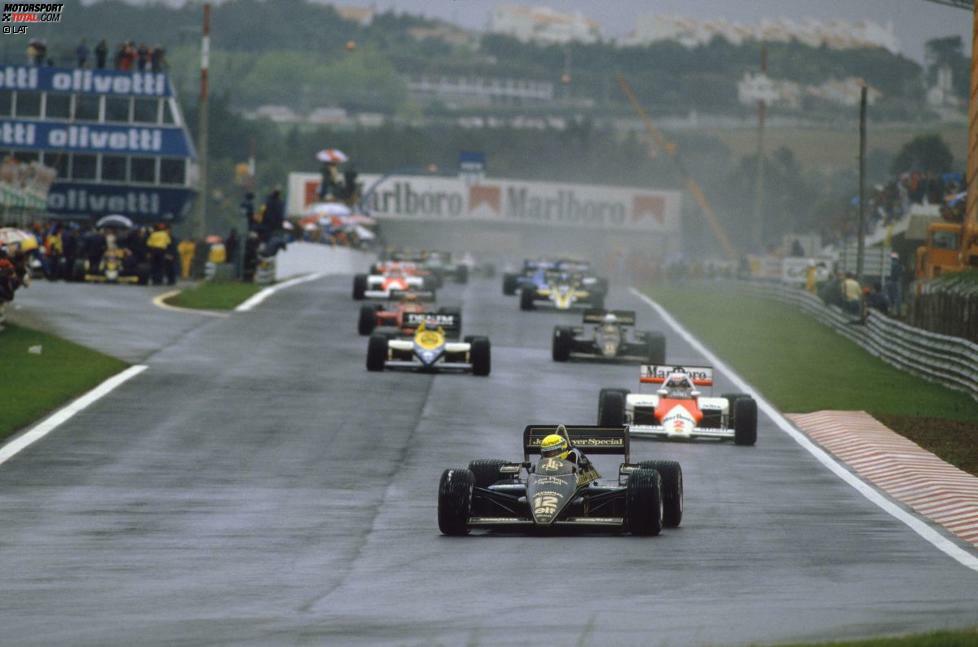 Am Rennsonntag regnet es in Strömen. Polesetter Senna führt das Feld vor Prost, Keke Rosberg (Williams) und de Angelis in die Einführungsrunde.
