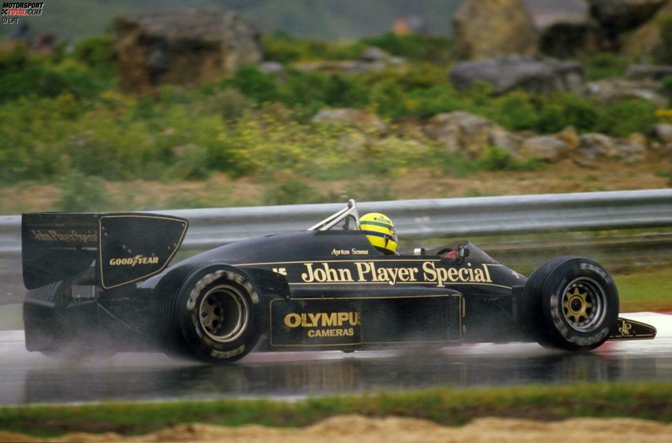 ... verbringt auch jede einzelne der 67 Rennrunden auf Platz eins. Als nach einer Fahrzeit von zwei Stunden die Karierte Flagge herauskommt, hat der Brasilianer sieben seiner nur noch acht verbliebenen Konkurrenten überrundet. Mit einem Vorsprung von über einer Minute auf Alboreto fährt Senna seinen Premierensieg ein.