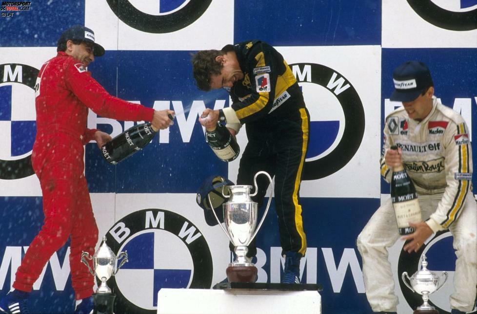 Nachdem er beim Erklingen der brasilianischen Nationalhymne Tränen in den Augen hatte, feiert Senna seinen ersten von insgesamt 41 Grand-Prix-Siegen ausgelassen mit dem Zweitplatzierten Alboreto und dem Drittplatzierten Tambay.