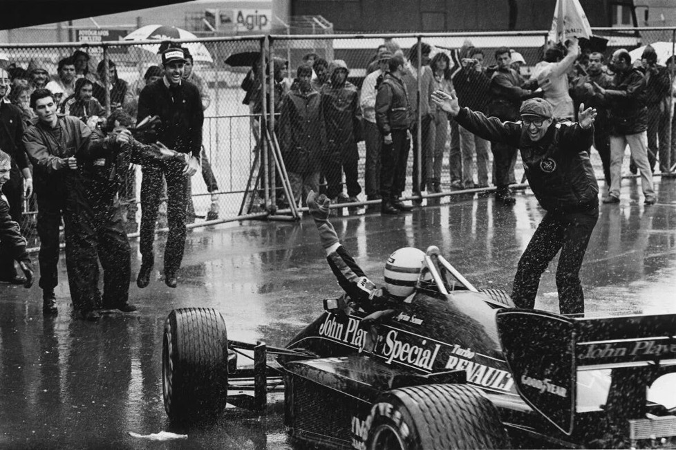 Die entscheidenden Szenen des Grand Prix von Portugal 1985 in Estoril, bei dem Ayrton Senna seinen ersten Sieg in der Formel 1 feierte