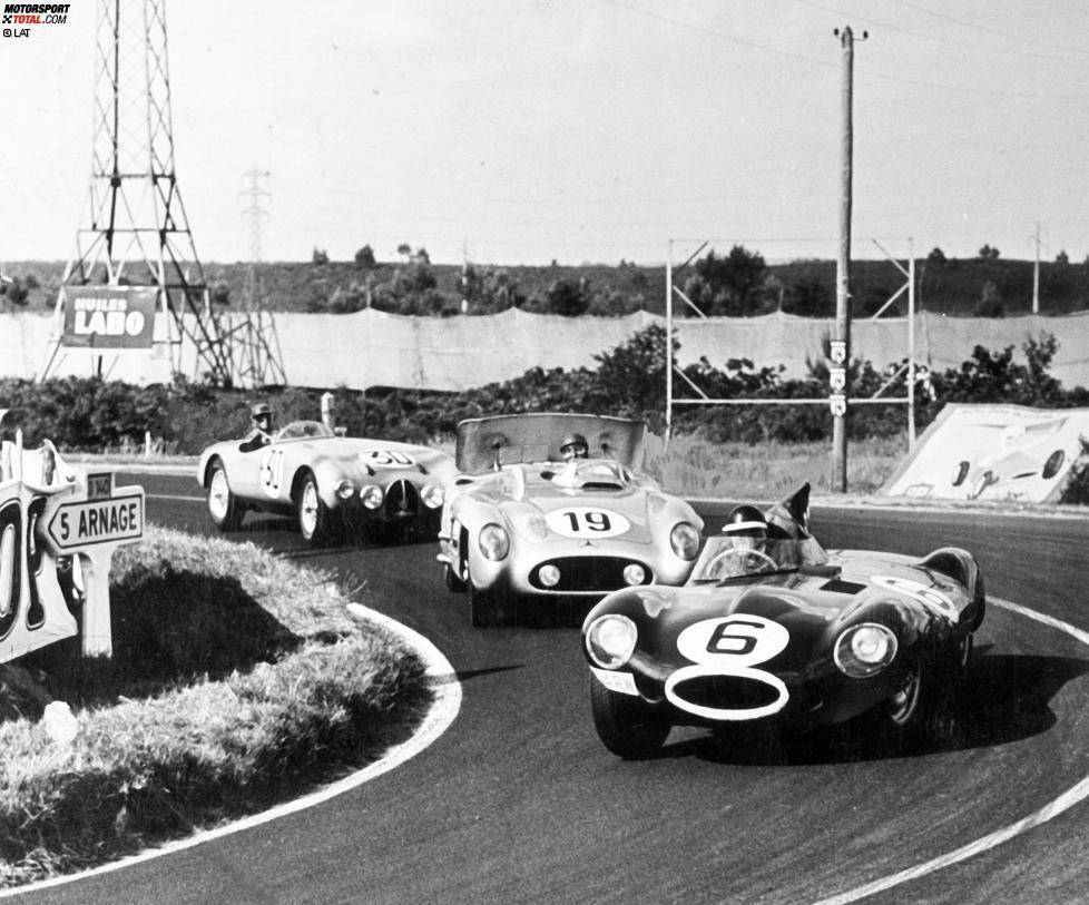 Wie in den 1950er-Jahren üblich, fährt Hawthorn neben der Formel 1 auch bei den 24 Stunden von Le Mans. Schon bei seinem zweiten Start gelingt ihm im Jahr 1955 zusammen mit Ivor Bueb im Jaguar D-Type mit der Startnummer 6 der Gesamtsieg.