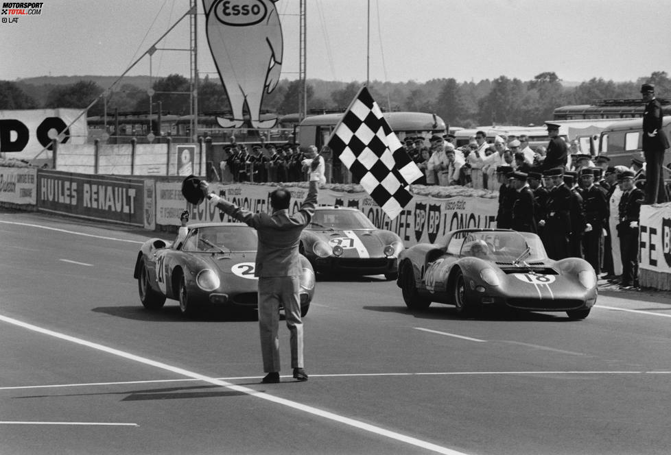 Fünf Jahre zuvor kann Rindt noch über den Sieg bei den 24 Stunden von Le Mans jubeln. Zusammen mit den beiden US-Amerikanern Ed Hugus und Masten Gregory siegt Rindt auf einem Ferrari 250LM (hier links im Bild). Es ist das erste Mal, dass ein Fahrertrio in Le Mans gewinnt.