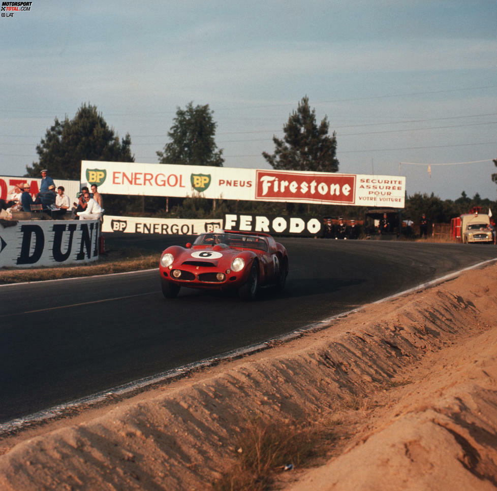 ...sondern auch die 24 Stunden von Le Mans. Das gelingt außer ihm keinem anderen Fahrer. In Le Mans hat Phil Hill bereits 1958 triumphiert und lässt 1962 einen weiteren Sieg folgen - jeweils zusammen mit dem Belgier Olivier Gendebien.