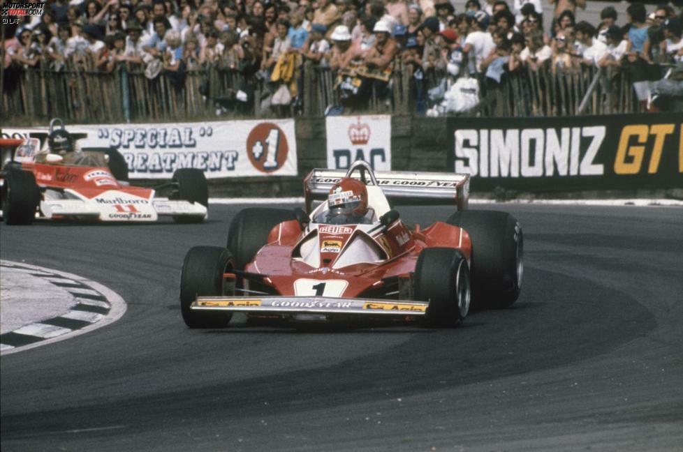 1976: Genau wie 1982, so wird auch der Kampf um den WM-Titel 1976 über einen schweren Unfall mit Verletzungsfolge mitentschieden. Bei Halbzeit der Saison (acht von 16 Rennen) ist es Ferrari-Pilot Niki Lauda, der die Tabelle anführt. McLaren-Pilot James Hunt liegt 26 Punkte (50 Prozent) zurück. Laudas Feuerunfall beim Großen Preis von Deutschland auf dem Nürburgring kostet ihn die Teilnahme an zwei Rennen. Am Saisonende ist es Hunt, der mit einem Punkt Vorsprung auf den Österreicher Weltmeister ist. Der Kinofilm 