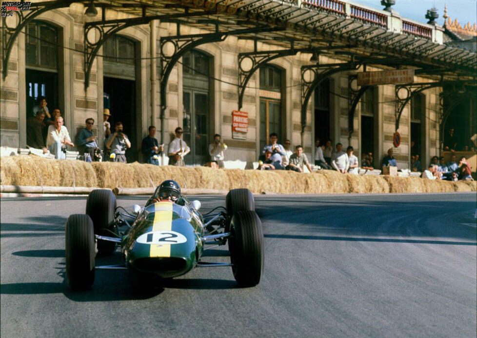 #6 Jim Clark 186 Runden (Mexiko und Südafrika 1963 sowie Monaco 1964): In derselben Saison setzt Jim Clark mit dem Lotus 25 zu einer noch längeren Serie von Führungsrunden am Stück an. Er feiert beim Grand Prix von Mexiko in Mexiko-Stadt von der Pole-Position einen Start/Ziel-Sieg und liefert beim Saisonfinale, dem Grand Prix von Südafrika in East London, eine Wiederholung dieser Performance ab. Die Winterpause kann Clarks Serie an Führungsrunden nicht unterbrechen. Beim Saisonauftakt 1964, dem Grand Prix von Monaco in Monte Carlo, startet er abermals von der Pole-Position und führt die ersten 36 Runden an. Dann aber muss der Schotte aufgrund von Leistungsverlust am Climax-Triebwerk seines Lotus die Führung an Dan Gurney (Brabham) abtreten. Ohne die volle Motorleistung beendet Clark das Rennen auf Platz vier.